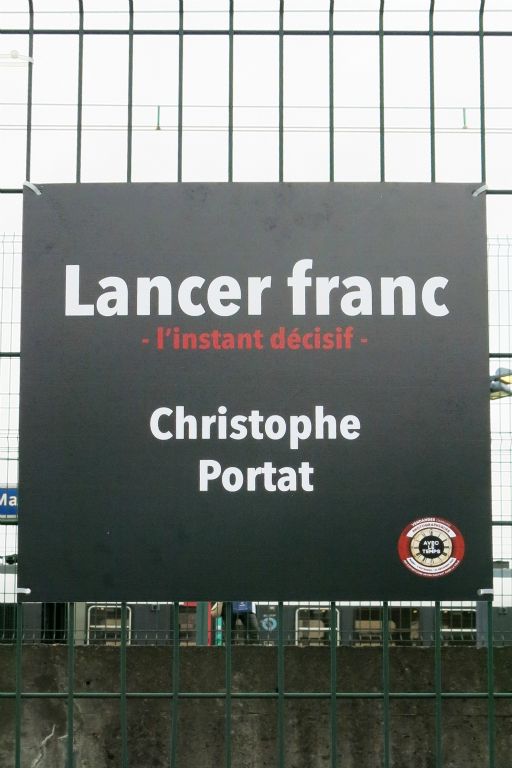 Sur l'esplanade de la gare TGV